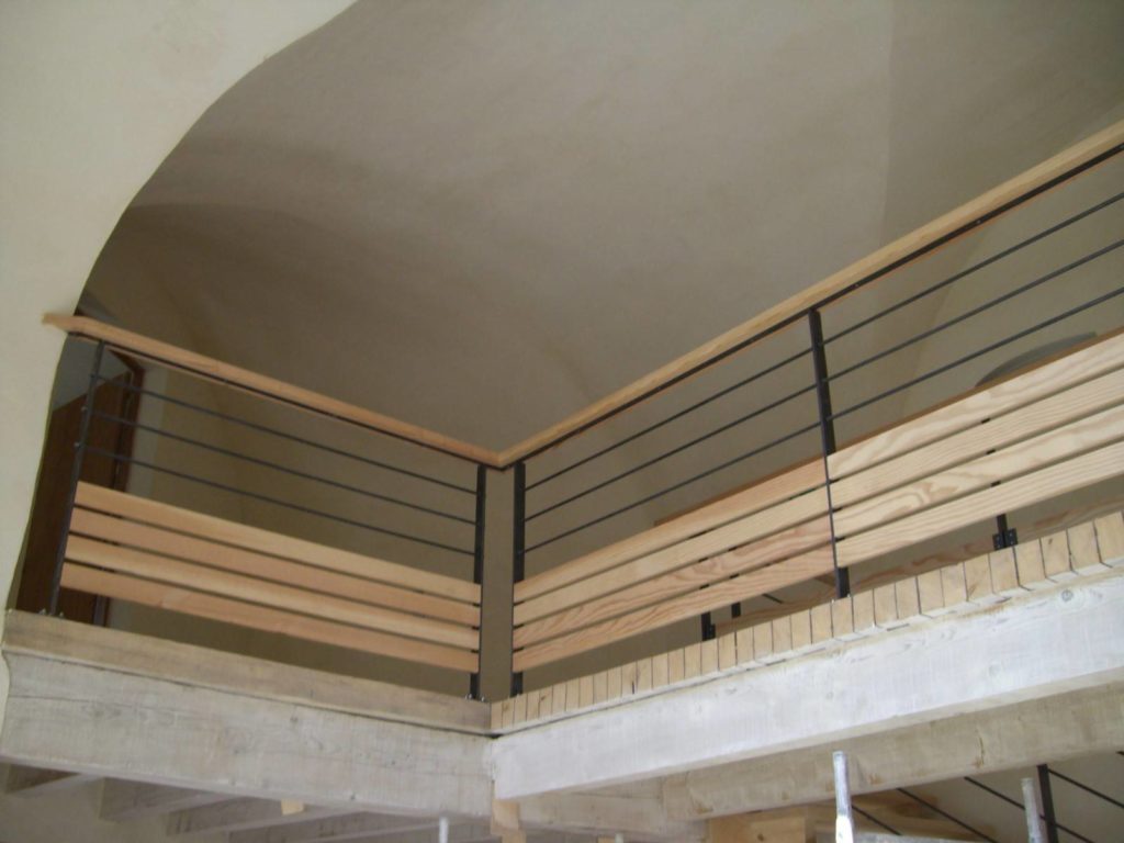 Rampes et garde-corps en fer et en bois en Provence dans un bâtiment historique