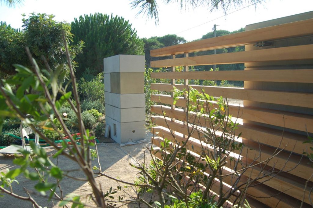 Portail coulissant structure acier inoxydable, habillage en cèdre