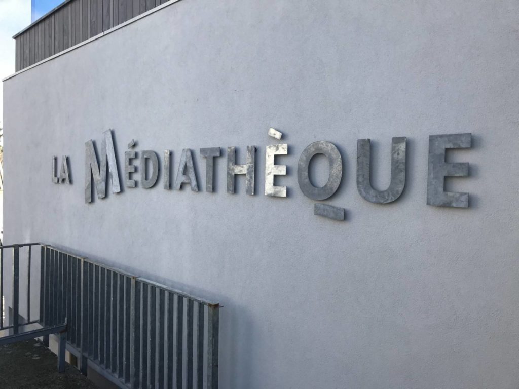 Signalétique en métal de la Maison des Métiers du Livre