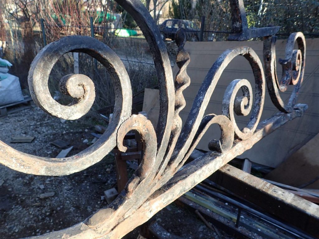 Restauration d’un fronton de portail du 17eme siècle dans le Lubéron