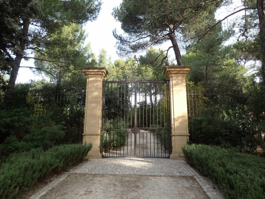 Portail grandes dimensions et grilles forgées