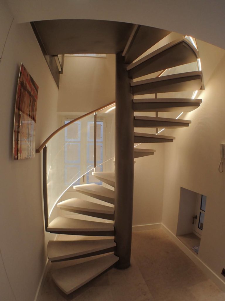 Escalier hélicoïdal en métal et garde corps rétro éclairé