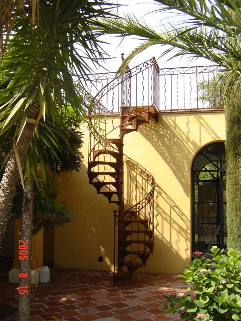 Escalier hélicoïdal extérieur en fer forgé